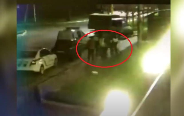 Под Киевом пьяные женщины напали на полицейских - (видео)