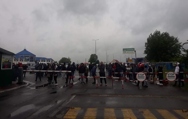 Водители заблокировали КПП на границе с Венгрией - (видео)
