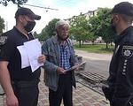 Северодончане из-за ремонта тротуаров ходят по оживленной проезжей части - «Видео - Украина»