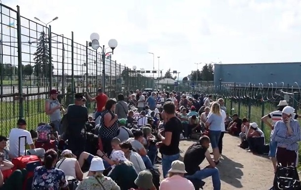Украинцы по 10 часов стоят на границе с Польшей - (видео)