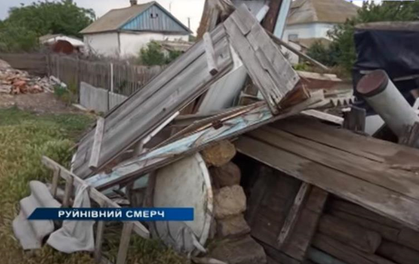 В Херсонской области смерч повредил дома - (видео)