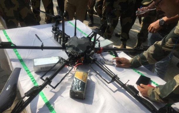 В Индии пограничники сбили дрон с оружием - (видео)