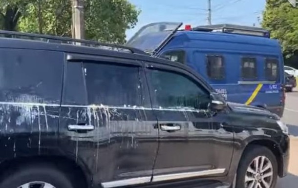 В Чернигове авто кортежа ОПЗЖ забросали яйцами - (видео)