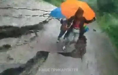 В Яремче оползень начался под ногами женщины с детьми - (видео)