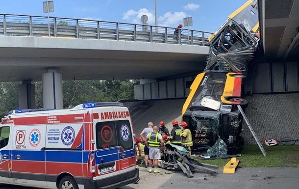В Варшаве автобус упал с моста, есть жертвы - (видео)