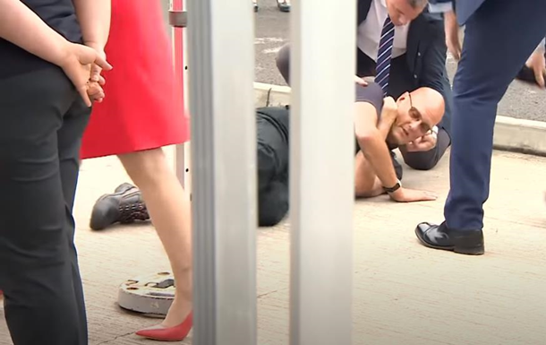 Продавец упал в обморок при виде принца Чарльза - (видео)