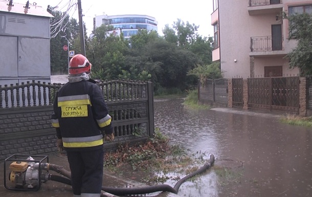 В Хмельницком ливни затопили рынок и улицы города - (видео)