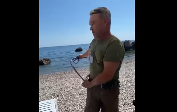 В Крыму мужчина нагайкой выгнал отдыхающих с пляжа - (видео)