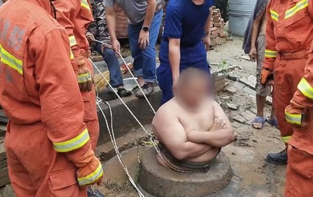 В Китае полный мужчина прыгнул в колодец и застрял - (видео)