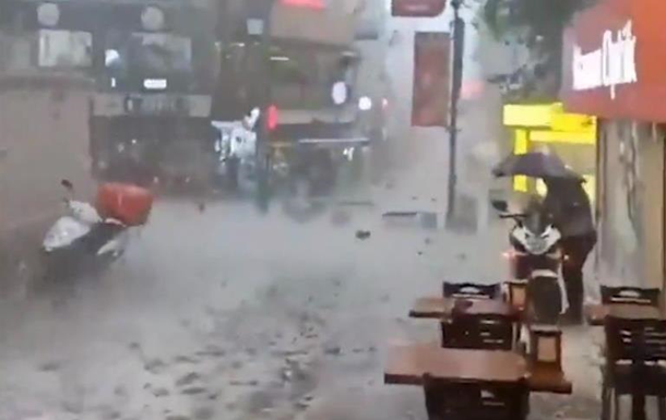 На Стамбул обрушился ливень с крупным градом - (видео)
