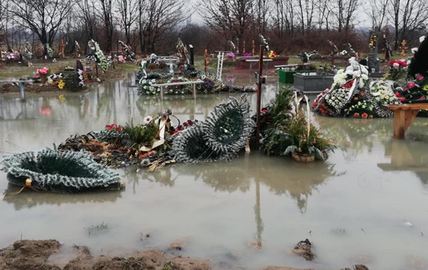 В Закарпатской области затопило кладбище - (видео)
