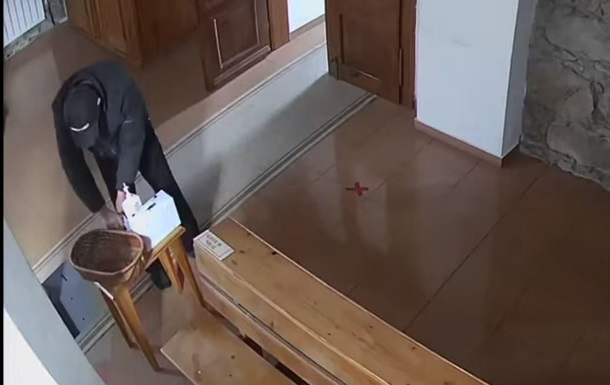 В церкви на Закарпатье вор перекрестился и украл деньги - (видео)