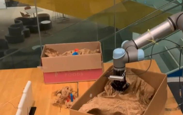 В США научили робота распознавать вещи "вслепую" - (видео)